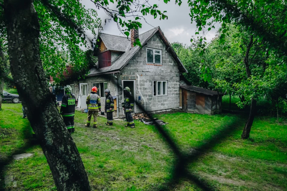 Mężczyzna próbował ugasić pożar. Z poparzeniami trafił do szpitala - zdjęcie 5