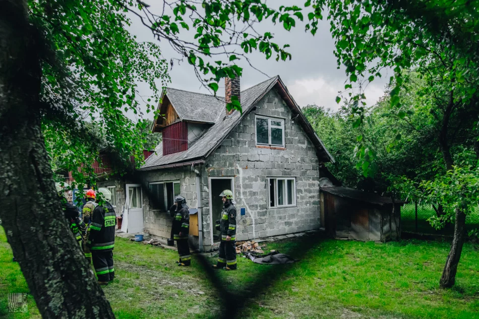 Mężczyzna próbował ugasić pożar. Z poparzeniami trafił do szpitala - zdjęcie 6
