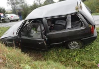 Mochnaczka Niżna – samochód wypadł z drogi - zdjęcie główne