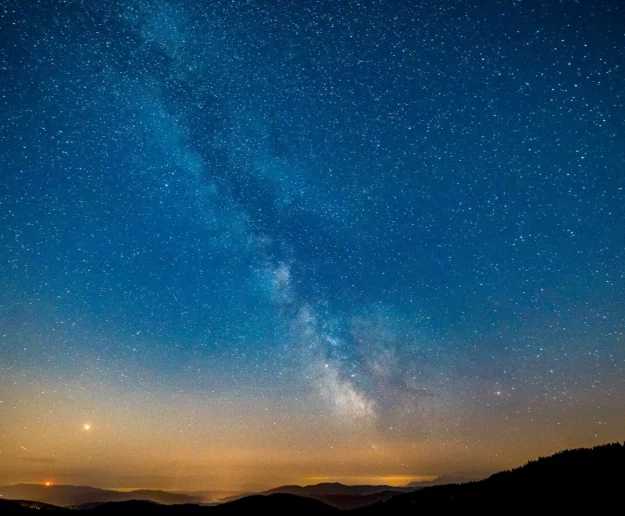 W najbliższą środę na nocnym niebie będzie widoczny Księżyc na tle Plejad - zdjęcie główne