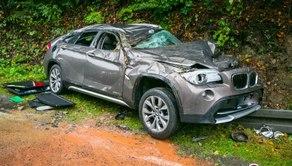 Dachowanie BMW. Cztery osoby, w tym dwoje dzieci, trafiły do szpitala - zdjęcie 1