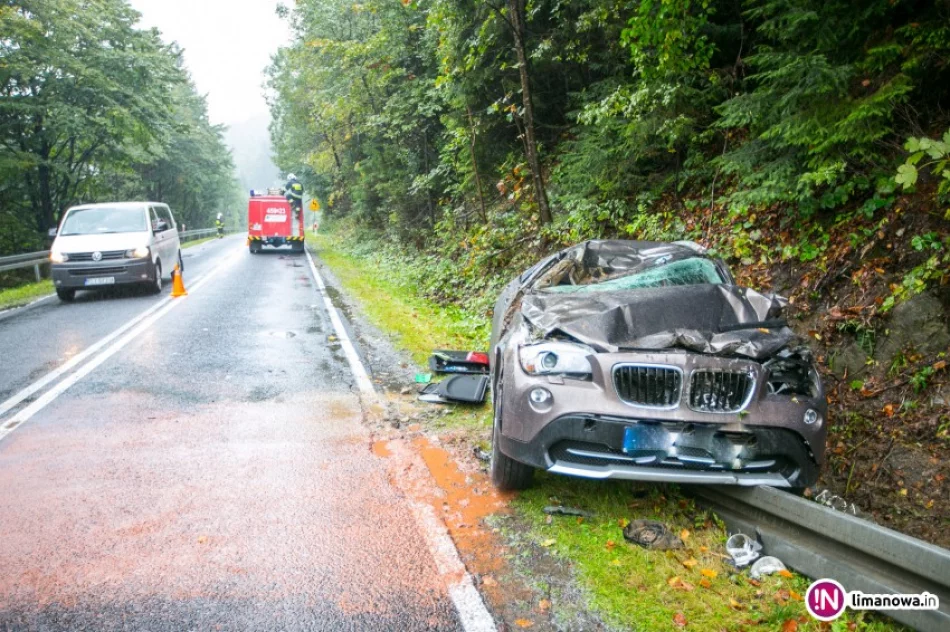 Dachowanie BMW. Cztery osoby, w tym dwoje dzieci, trafiły do szpitala - zdjęcie 2