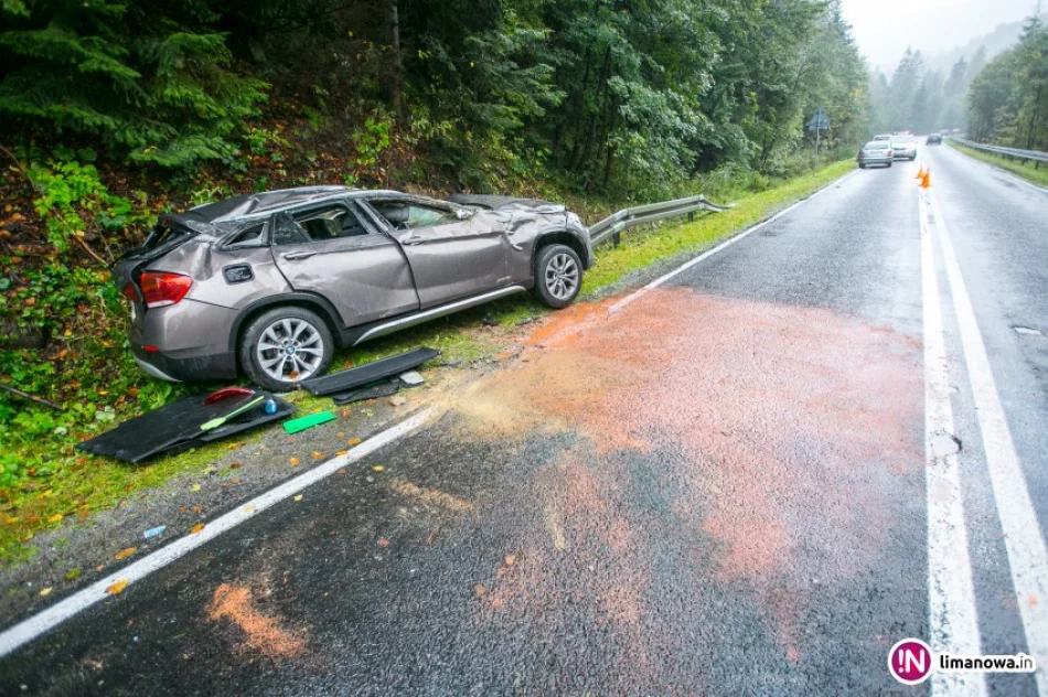 Dachowanie BMW. Cztery osoby, w tym dwoje dzieci, trafiły do szpitala - zdjęcie 3