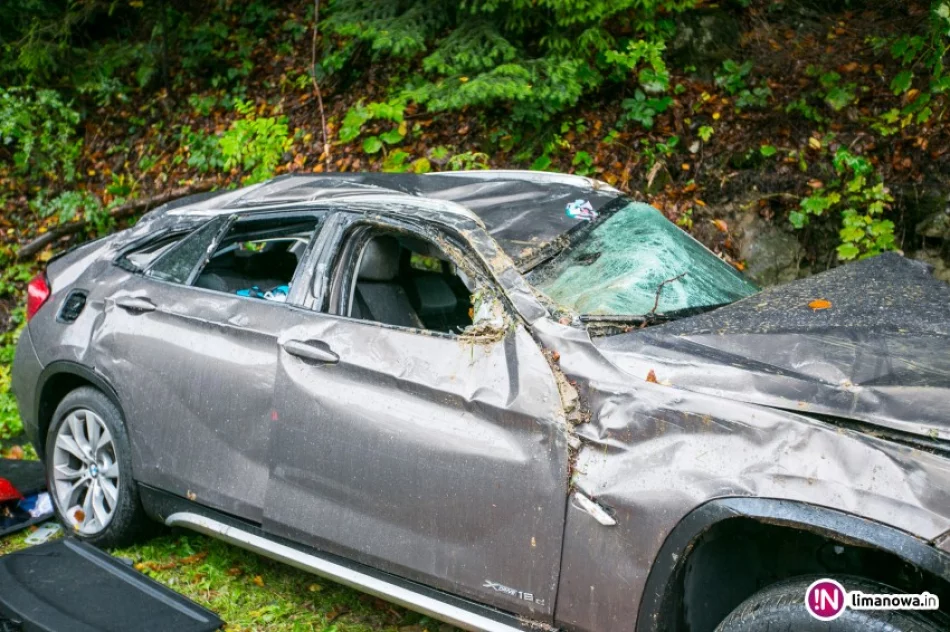 Dachowanie BMW. Cztery osoby, w tym dwoje dzieci, trafiły do szpitala - zdjęcie 4