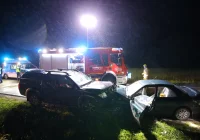 Czołowe zderzenie samochodów - 3 osoby trafiły do szpitala - zdjęcie główne