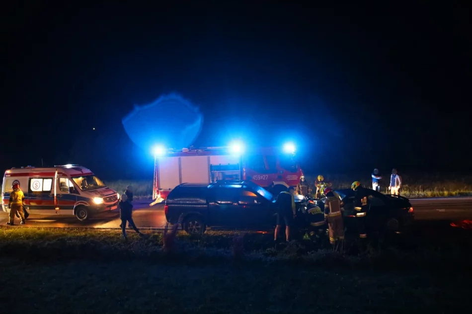 Czołowe zderzenie samochodów - 3 osoby trafiły do szpitala - zdjęcie 2