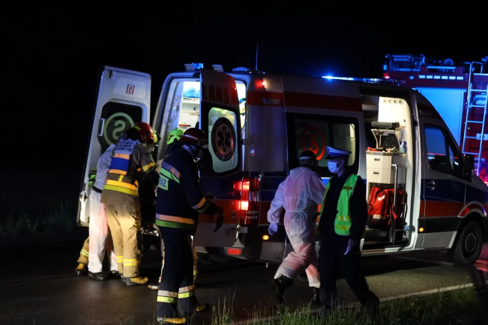 Czołowe zderzenie samochodów - 3 osoby trafiły do szpitala - zdjęcie 3