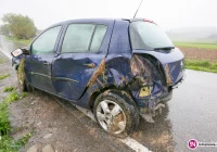 Samochód wypadł z drogi i wyrwał barierę - zdjęcie główne