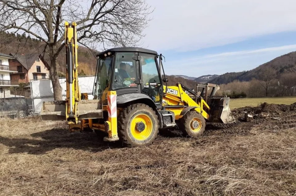 Prace przy stadionie - pomagają samorząd i lokalni przedsiębiorcy - zdjęcie 2