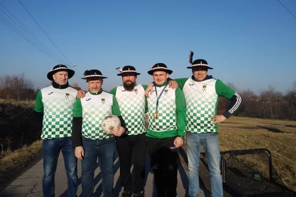 Prace przy stadionie - pomagają samorząd i lokalni przedsiębiorcy - zdjęcie 3