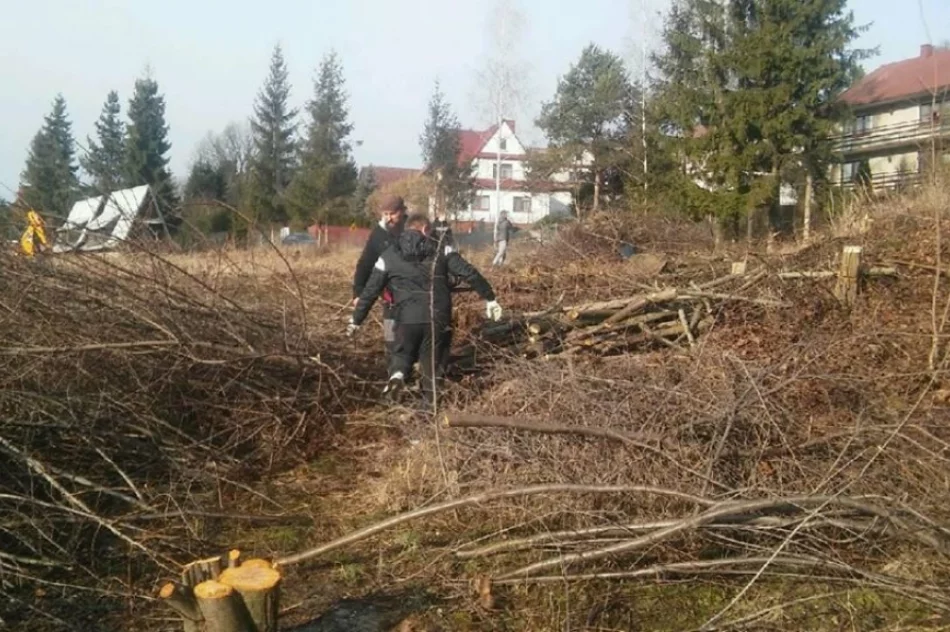 Prace przy stadionie - pomagają samorząd i lokalni przedsiębiorcy - zdjęcie 4