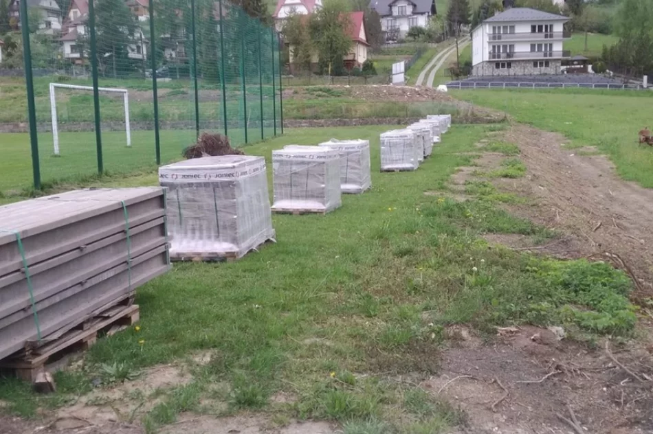 Prace przy stadionie - pomagają samorząd i lokalni przedsiębiorcy - zdjęcie 6