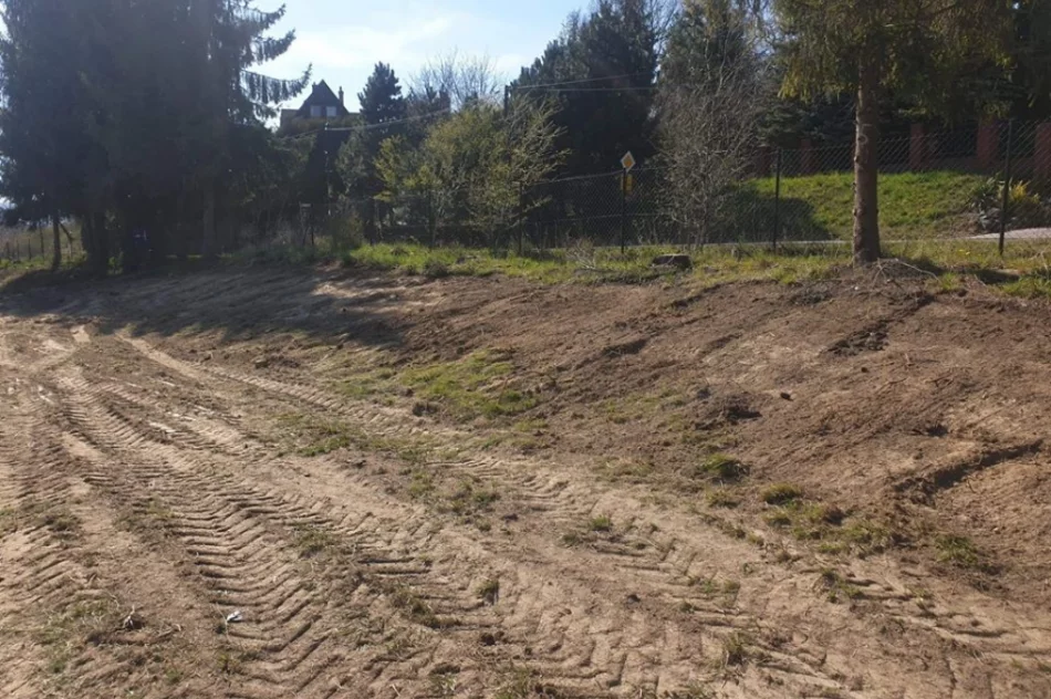 Prace przy stadionie - pomagają samorząd i lokalni przedsiębiorcy - zdjęcie 7