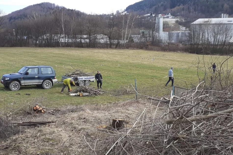 Prace przy stadionie - pomagają samorząd i lokalni przedsiębiorcy - zdjęcie 8