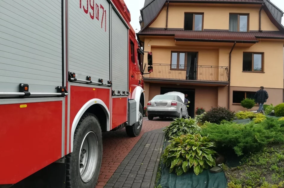 Zapalił się samochód zaparkowany w garażu - zdjęcie 2