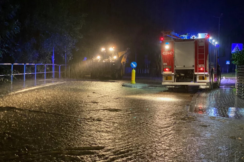 Ulewy: 300 interwencji straży, w poniedziałek 22 domy podtopione. Prezydent w Łapanowie - zdjęcie 2