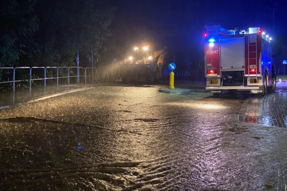 Ulewy: 300 interwencji straży, w poniedziałek 22 domy podtopione. Prezydent w Łapanowie - zdjęcie 4