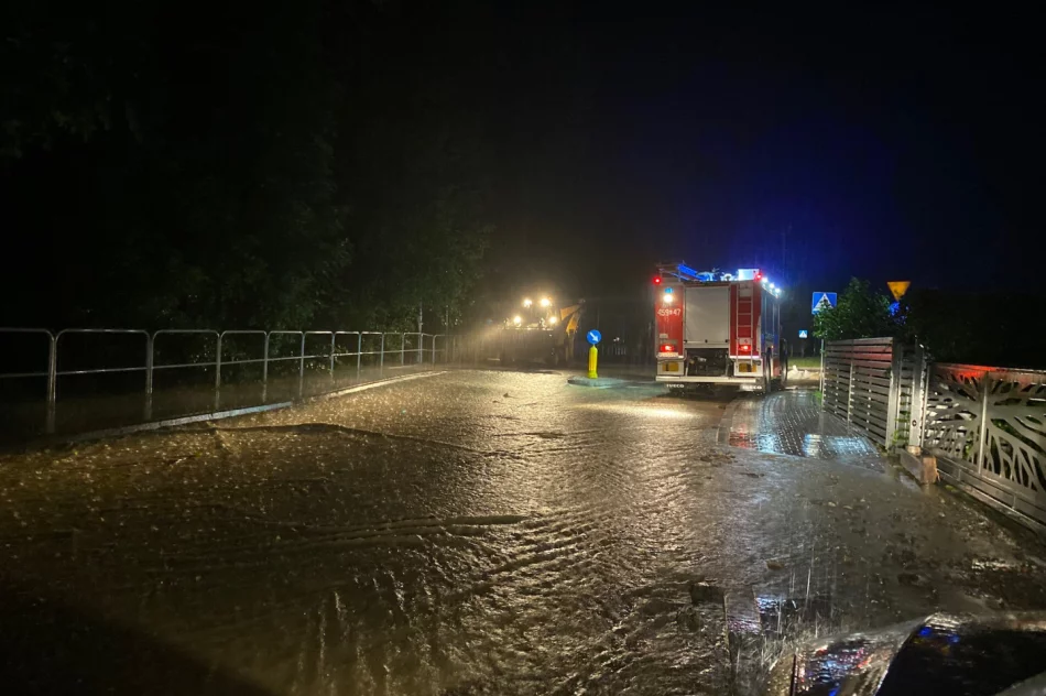 Ulewy: 300 interwencji straży, w poniedziałek 22 domy podtopione. Prezydent w Łapanowie - zdjęcie 5