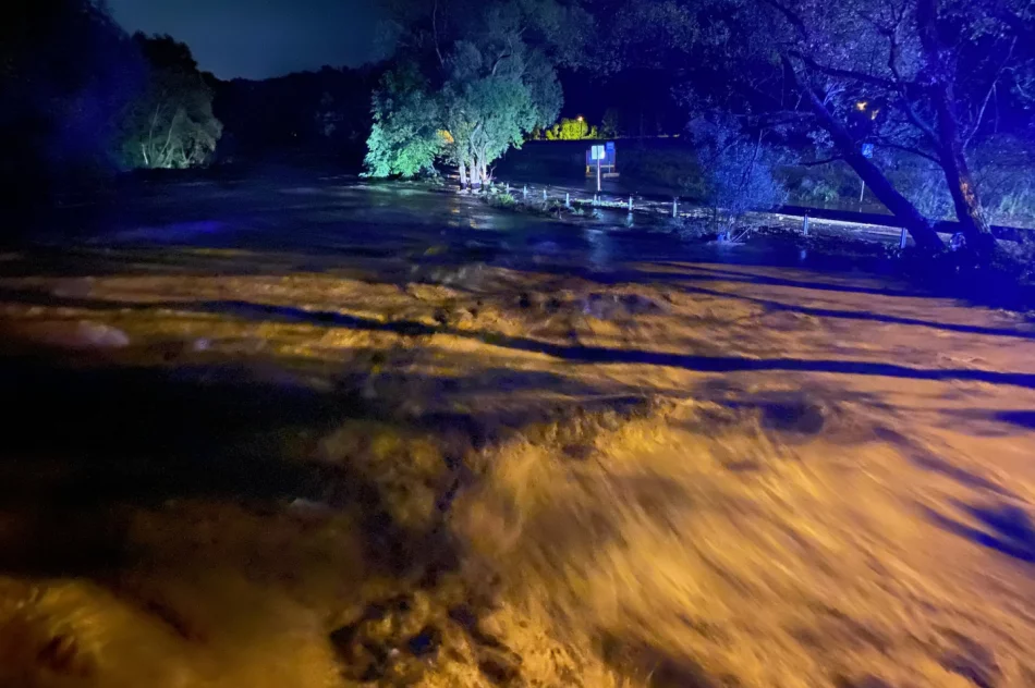Ulewy: 300 interwencji straży, w poniedziałek 22 domy podtopione. Prezydent w Łapanowie - zdjęcie 8