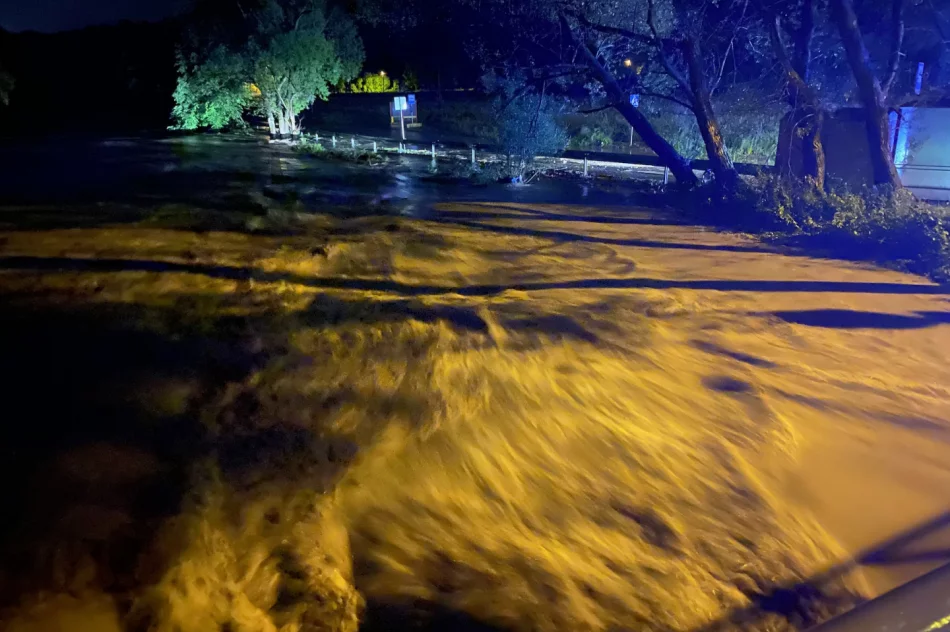 Ulewy: 300 interwencji straży, w poniedziałek 22 domy podtopione. Prezydent w Łapanowie - zdjęcie 9