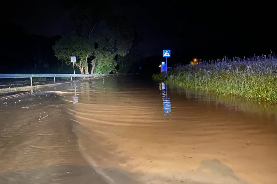 Ulewy: 300 interwencji straży, w poniedziałek 22 domy podtopione. Prezydent w Łapanowie - zdjęcie 10