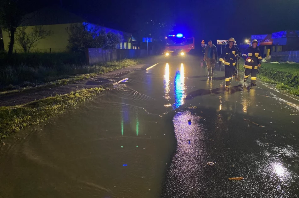Ulewy: 300 interwencji straży, w poniedziałek 22 domy podtopione. Prezydent w Łapanowie - zdjęcie 12