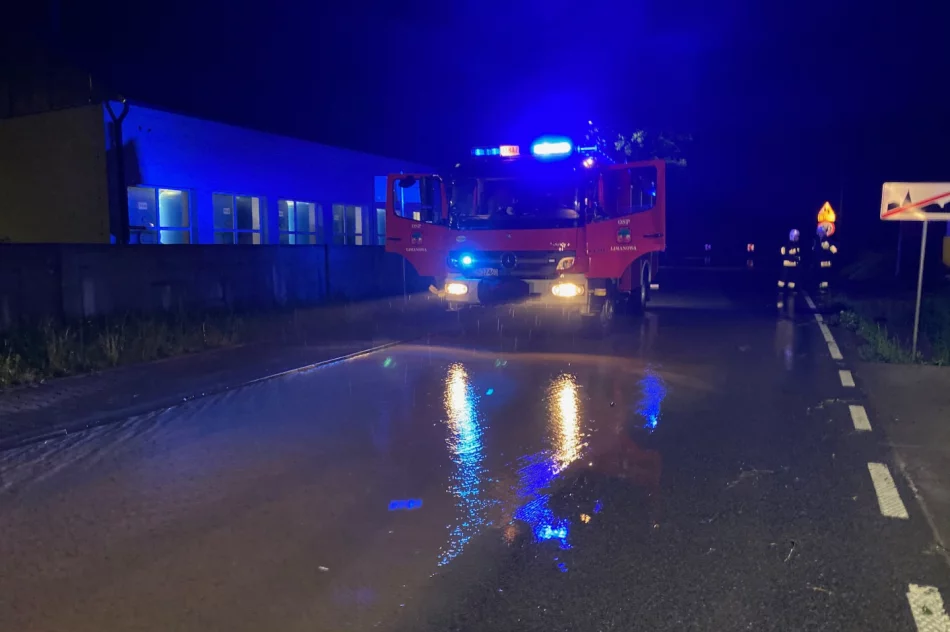 Ulewy: 300 interwencji straży, w poniedziałek 22 domy podtopione. Prezydent w Łapanowie - zdjęcie 13