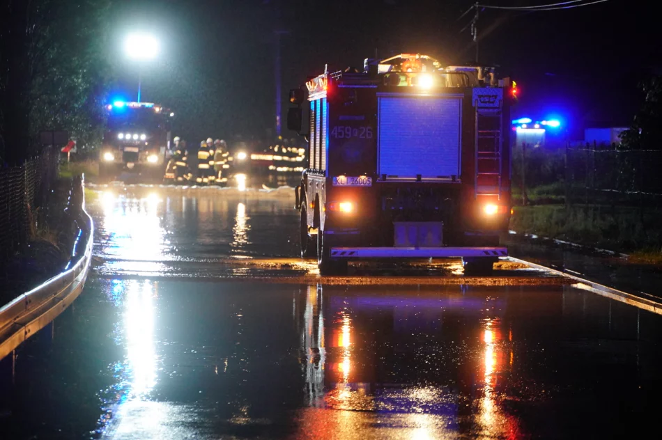 Ulewy: 300 interwencji straży, w poniedziałek 22 domy podtopione. Prezydent w Łapanowie - zdjęcie 18