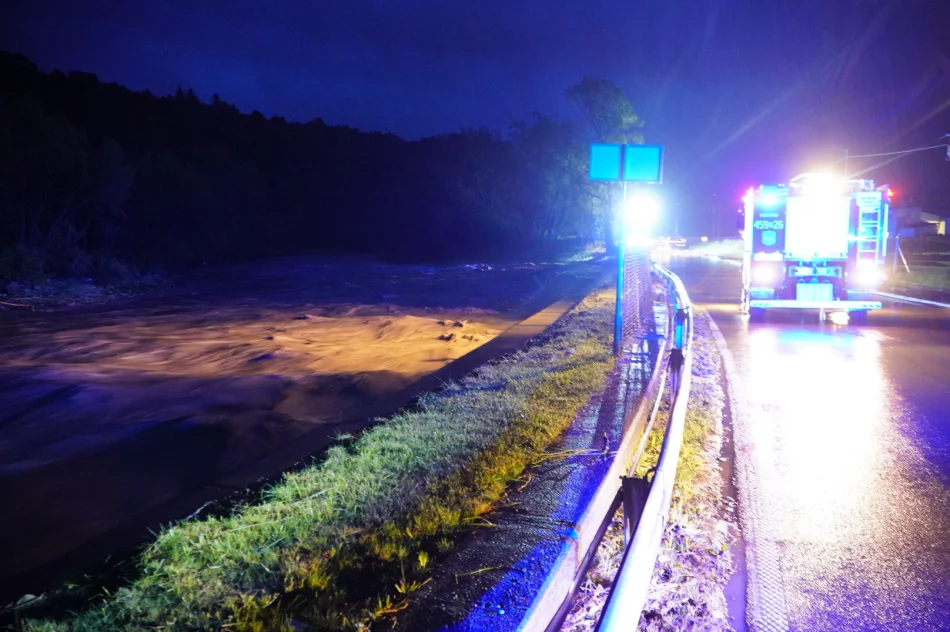 Ulewy: 300 interwencji straży, w poniedziałek 22 domy podtopione. Prezydent w Łapanowie - zdjęcie 19