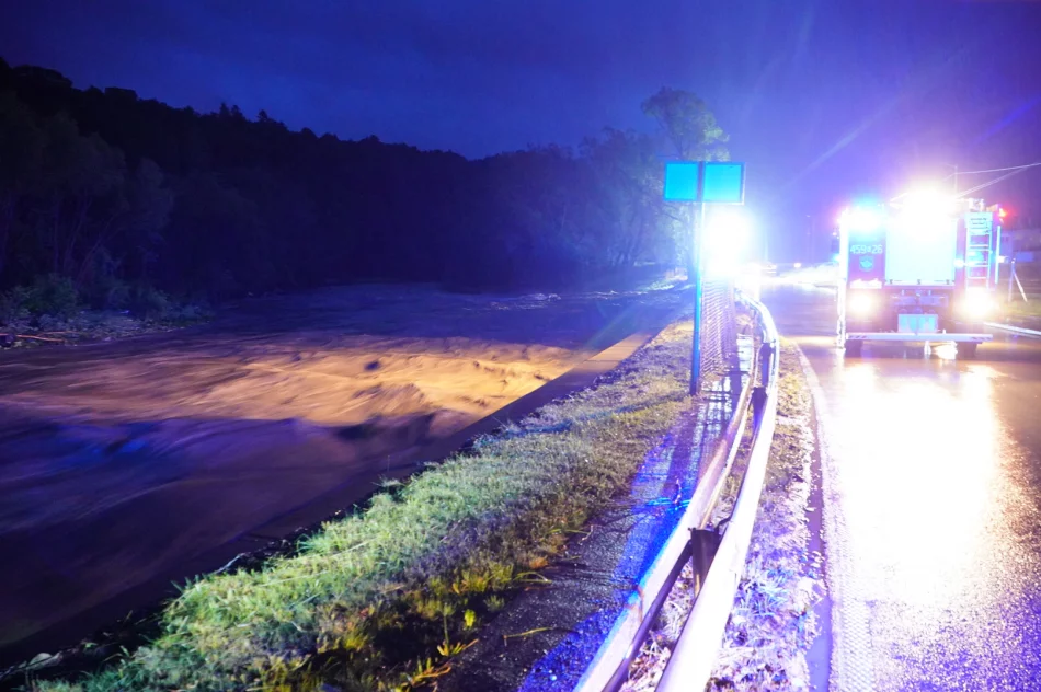 Ulewy: 300 interwencji straży, w poniedziałek 22 domy podtopione. Prezydent w Łapanowie - zdjęcie 20