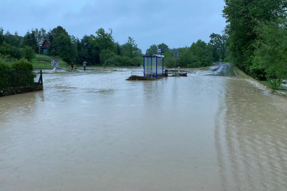 Trudna sytuacja w Kasince Małej i Węglówce - zalane domy, szkoła, uszkodzone drogi - zdjęcie 2