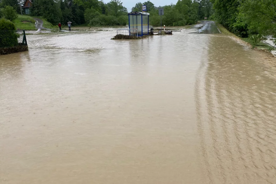 Trudna sytuacja w Kasince Małej i Węglówce - zalane domy, szkoła, uszkodzone drogi - zdjęcie 3