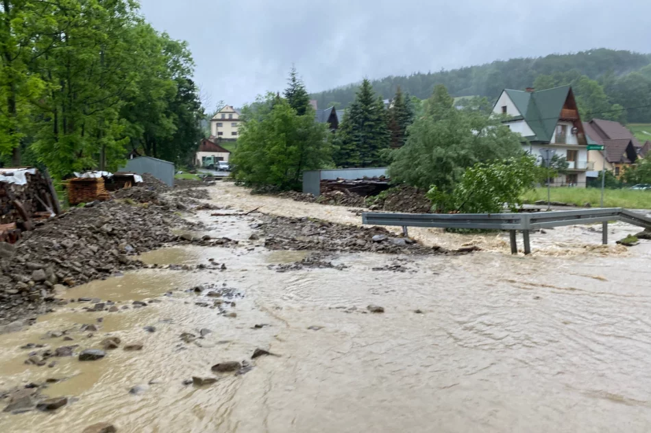 Trudna sytuacja w Kasince Małej i Węglówce - zalane domy, szkoła, uszkodzone drogi - zdjęcie 9
