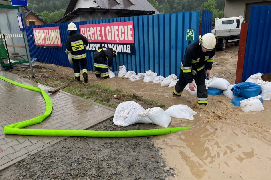 Trudna sytuacja w Kasince Małej i Węglówce - zalane domy, szkoła, uszkodzone drogi - zdjęcie 12