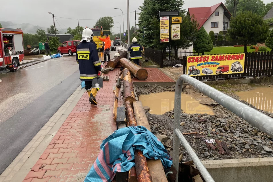 Trudna sytuacja w Kasince Małej i Węglówce - zalane domy, szkoła, uszkodzone drogi - zdjęcie 13