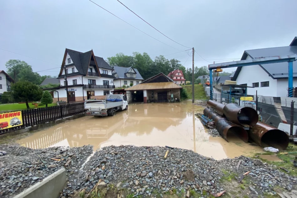 Trudna sytuacja w Kasince Małej i Węglówce - zalane domy, szkoła, uszkodzone drogi - zdjęcie 14