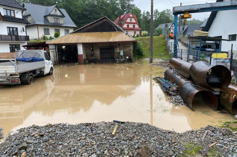 Trudna sytuacja w Kasince Małej i Węglówce - zalane domy, szkoła, uszkodzone drogi - zdjęcie 15
