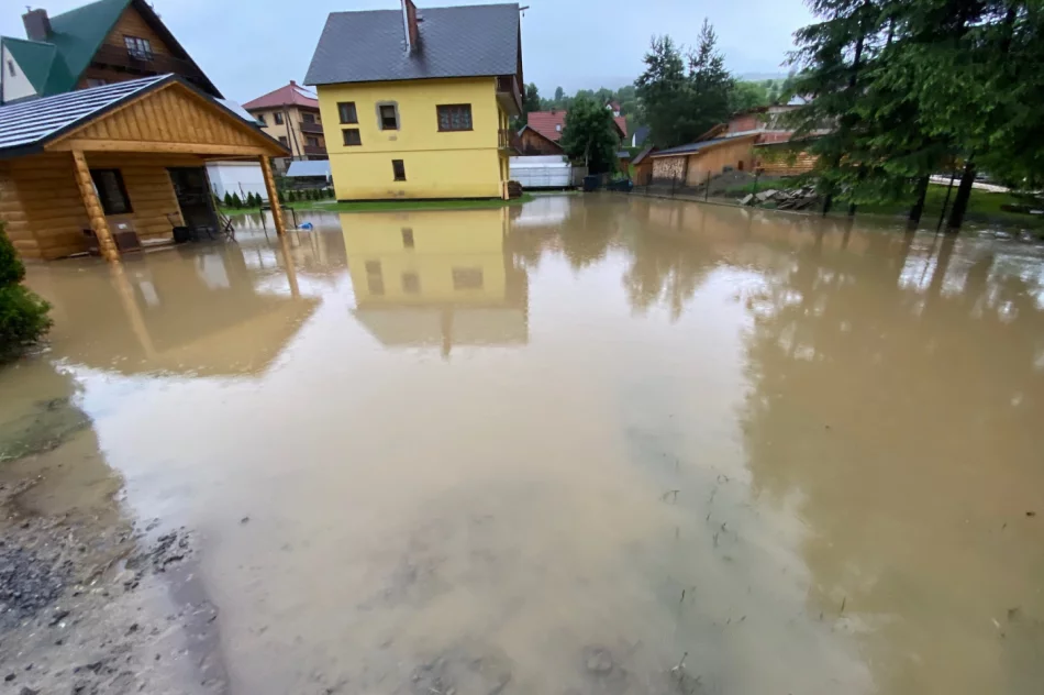 Trudna sytuacja w Kasince Małej i Węglówce - zalane domy, szkoła, uszkodzone drogi - zdjęcie 17