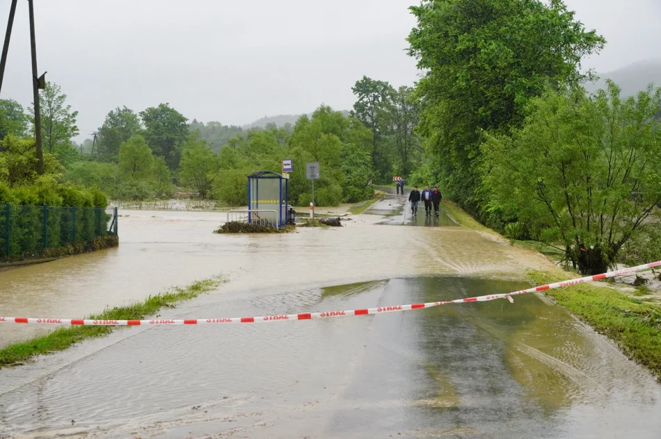 Trudna sytuacja w Kasince Małej i Węglówce - zalane domy, szkoła, uszkodzone drogi - zdjęcie 18