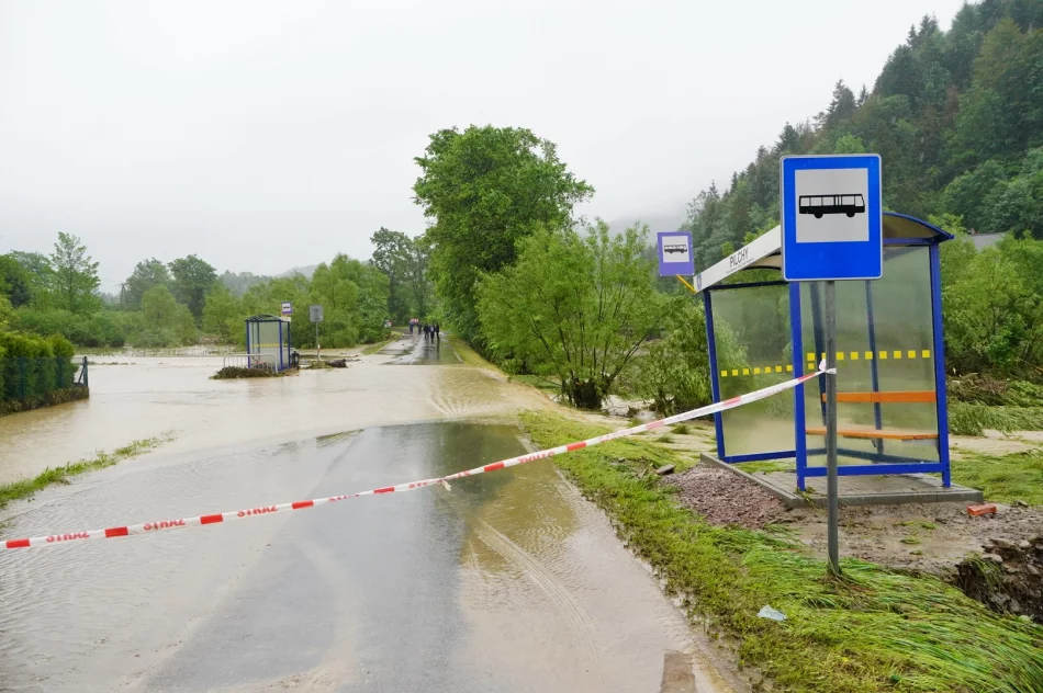 Trudna sytuacja w Kasince Małej i Węglówce - zalane domy, szkoła, uszkodzone drogi - zdjęcie 20