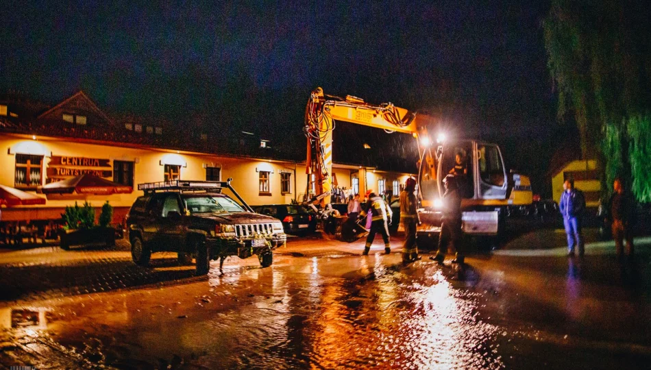 Duża skala zniszczeń w gminie Jodłownik. Woda porwała samochód, którym podróżowały dwie osoby - zdjęcie 1