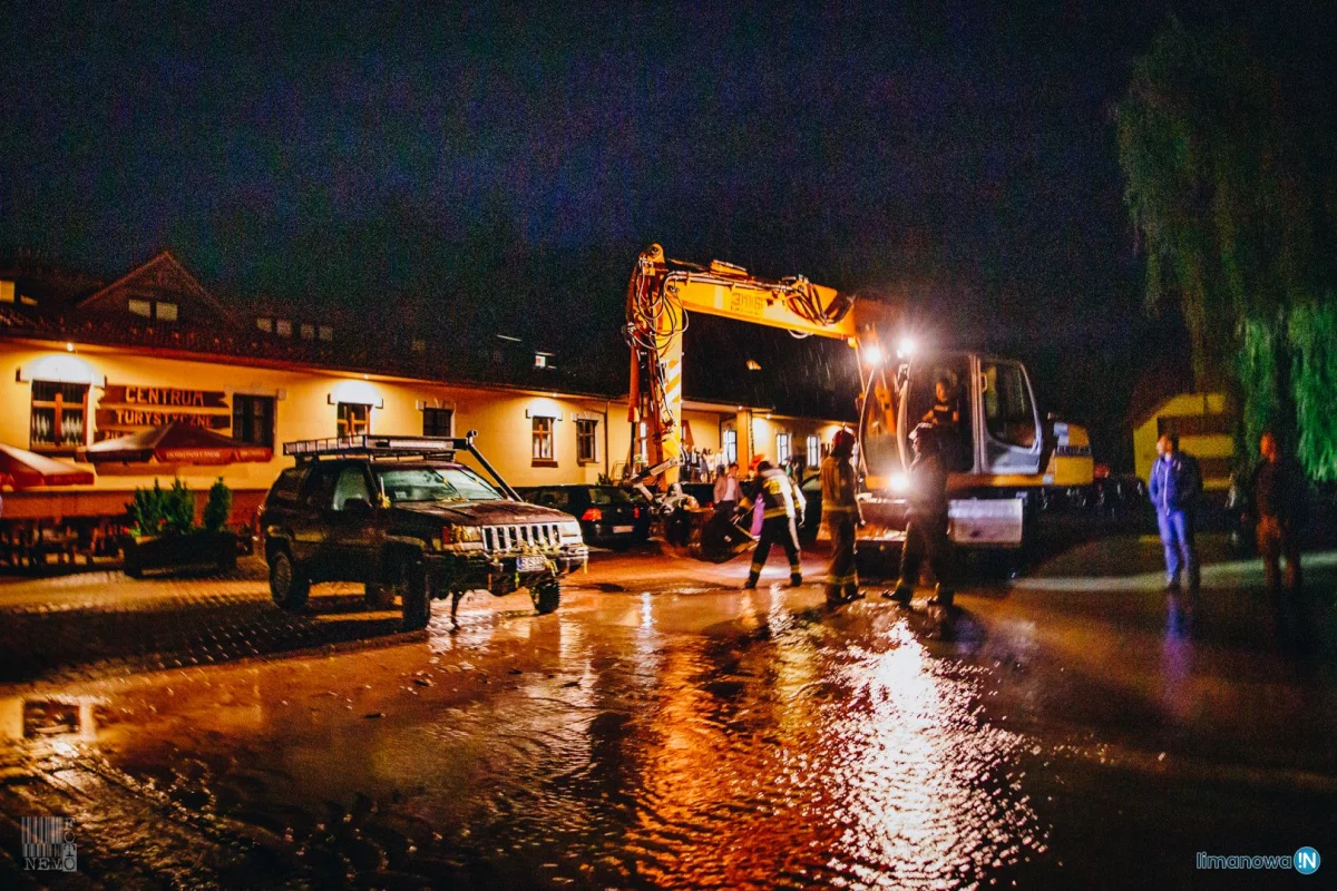 Duża skala zniszczeń w gminie Jodłownik. Woda porwała samochód, którym podróżowały dwie osoby