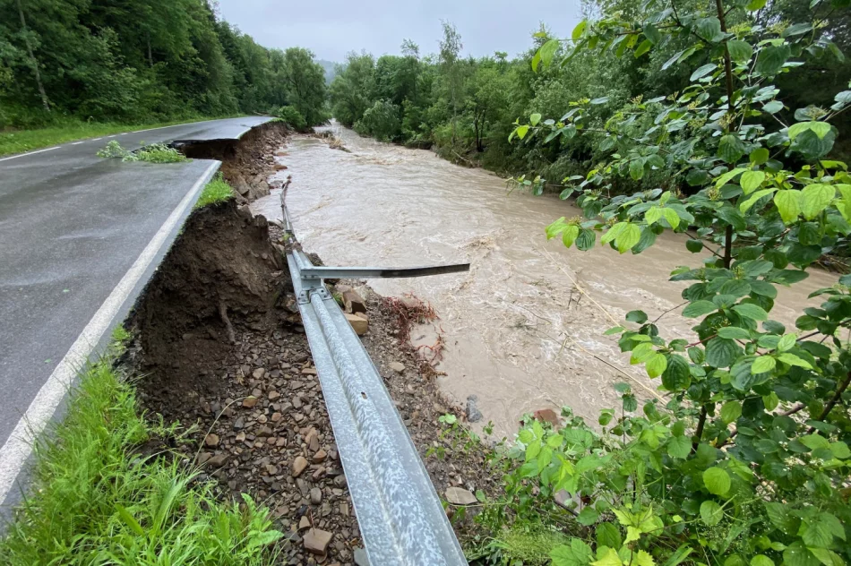 Duża skala zniszczeń w gminie Jodłownik. Woda porwała samochód, którym podróżowały dwie osoby - zdjęcie 3