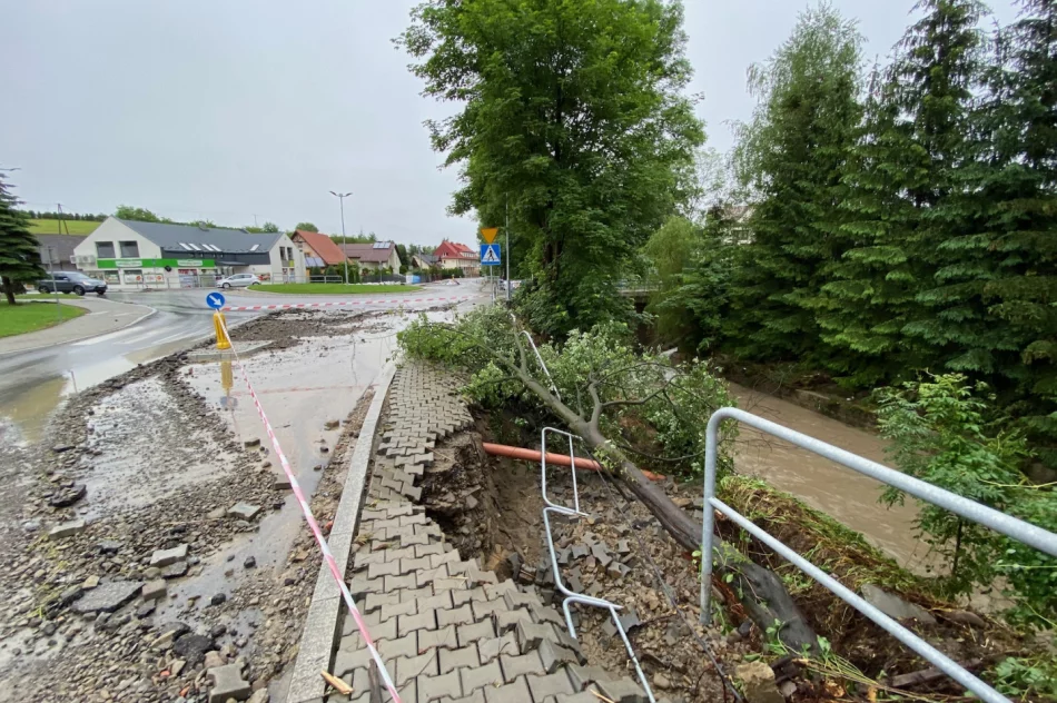 Duża skala zniszczeń w gminie Jodłownik. Woda porwała samochód, którym podróżowały dwie osoby - zdjęcie 5