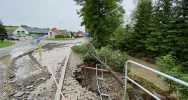 Duża skala zniszczeń w gminie Jodłownik. Woda porwała samochód, którym podróżowały dwie osoby - zdjęcie 5