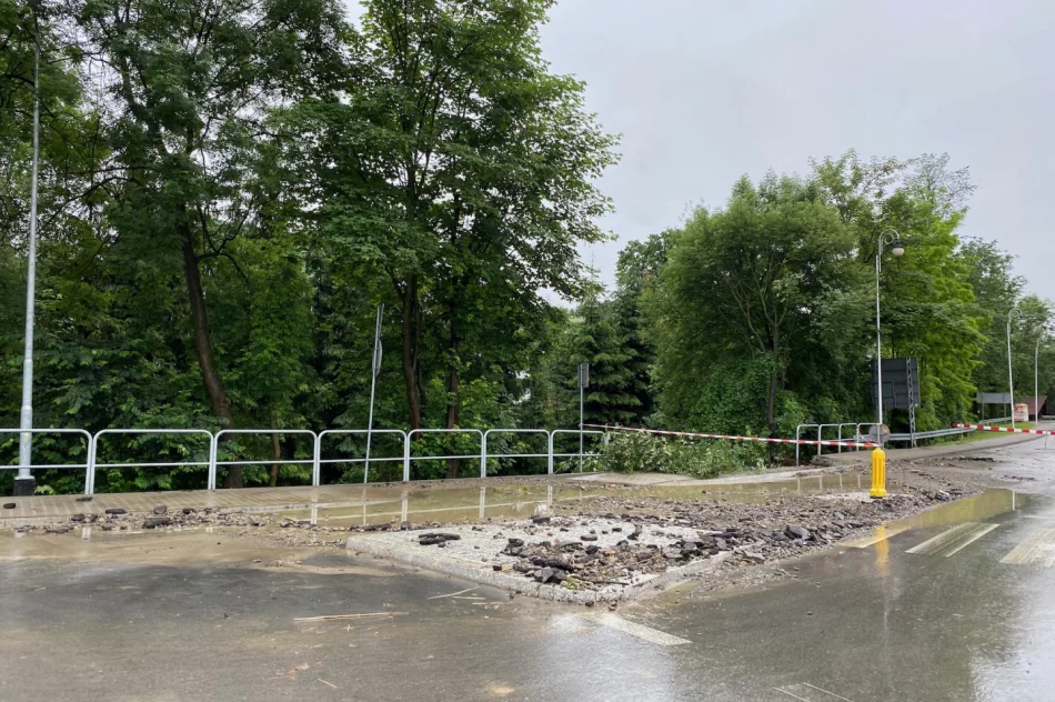 Duża skala zniszczeń w gminie Jodłownik. Woda porwała samochód, którym podróżowały dwie osoby - zdjęcie 7