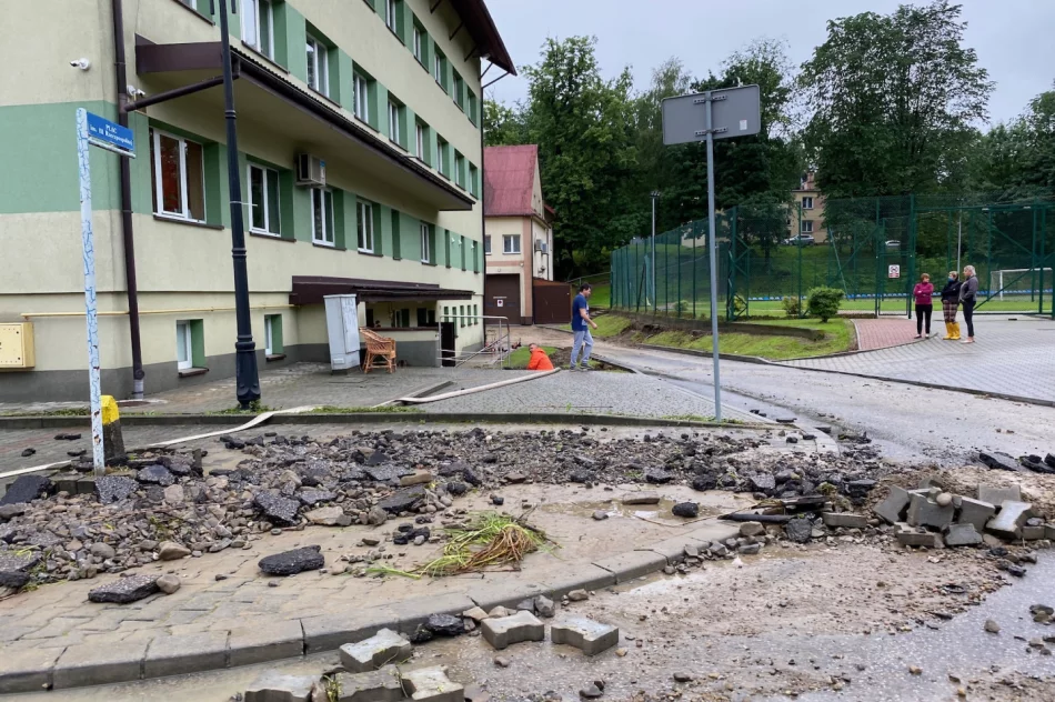 Duża skala zniszczeń w gminie Jodłownik. Woda porwała samochód, którym podróżowały dwie osoby - zdjęcie 8