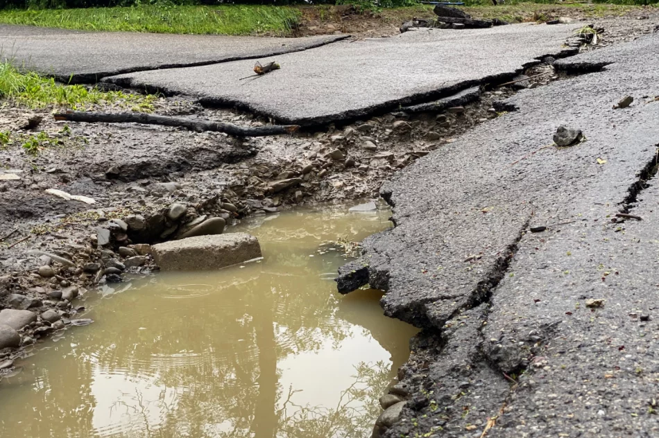 Duża skala zniszczeń w gminie Jodłownik. Woda porwała samochód, którym podróżowały dwie osoby - zdjęcie 9