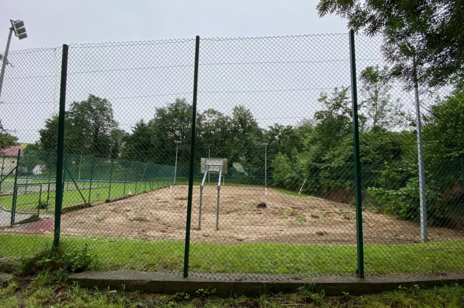 Duża skala zniszczeń w gminie Jodłownik. Woda porwała samochód, którym podróżowały dwie osoby - zdjęcie 11