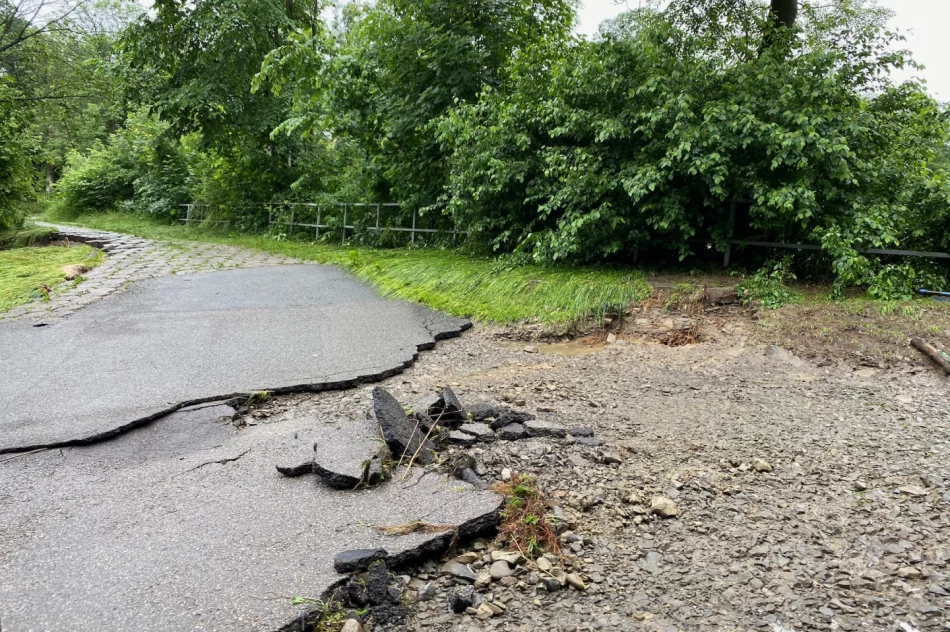 Duża skala zniszczeń w gminie Jodłownik. Woda porwała samochód, którym podróżowały dwie osoby - zdjęcie 12